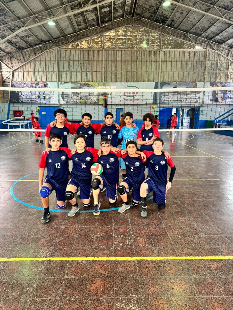 El equipo de voleibol masculino sub-14 del Colegio San Francisco de Paine se prepara para representar a Paine en los Juegos Deportivos Escolares.