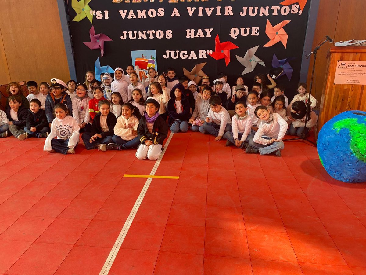 Círculo de Bienvenida y Celebración del Día de la Niñez junto a los Primeros Básicos