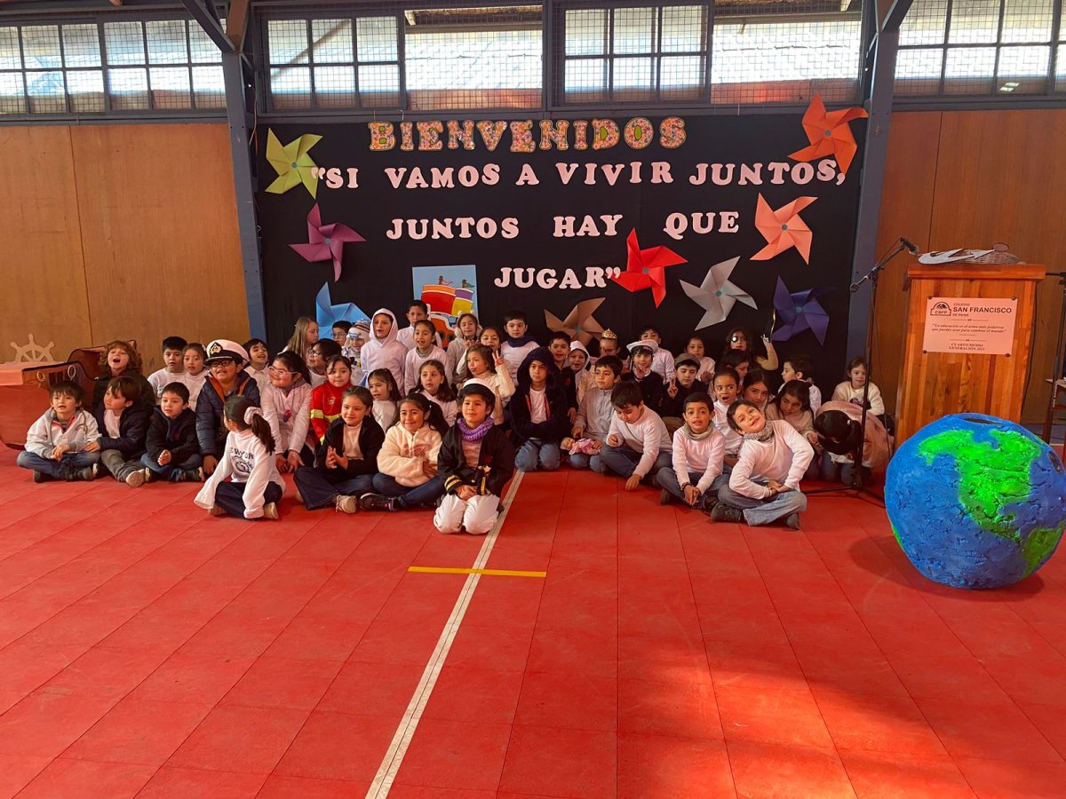 Círculo de Bienvenida y Celebración del Día de la Niñez junto a los Primeros Básicos