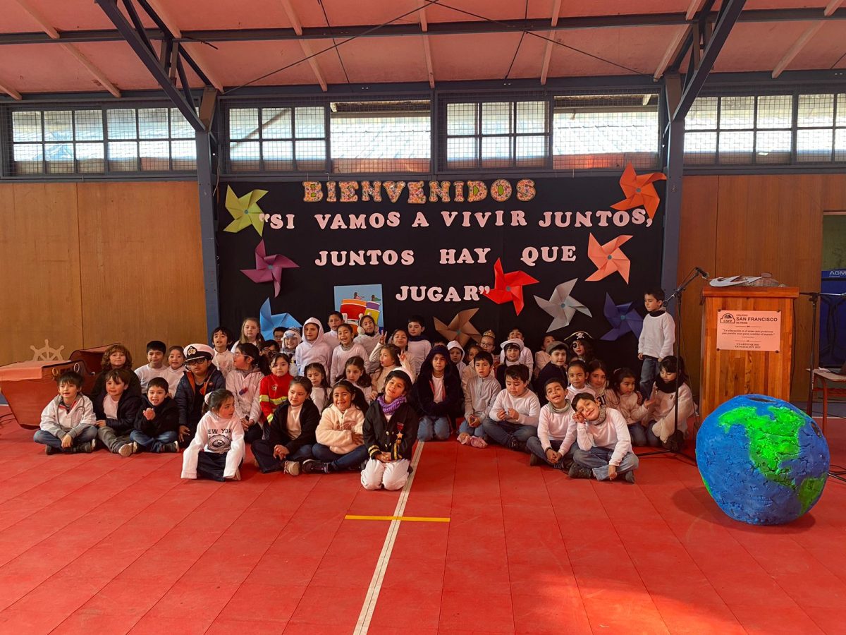 Círculo de Bienvenida y Celebración del Día de la Niñez junto a los Primeros Básicos