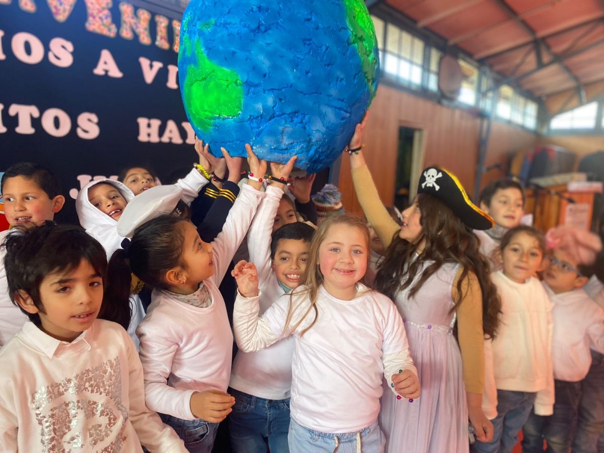 Círculo de Bienvenida y Celebración del Día de la Niñez junto a los Primeros Básicos