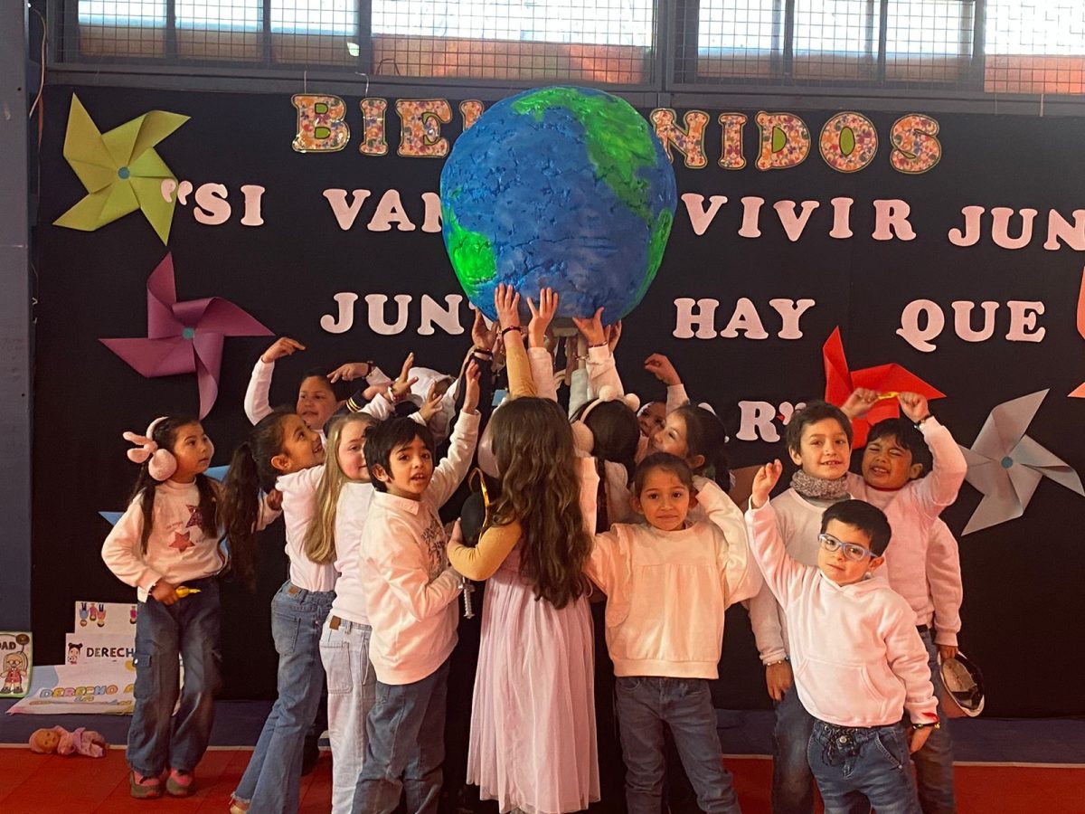 Círculo de Bienvenida y Celebración del Día de la Niñez junto a los Primeros Básicos