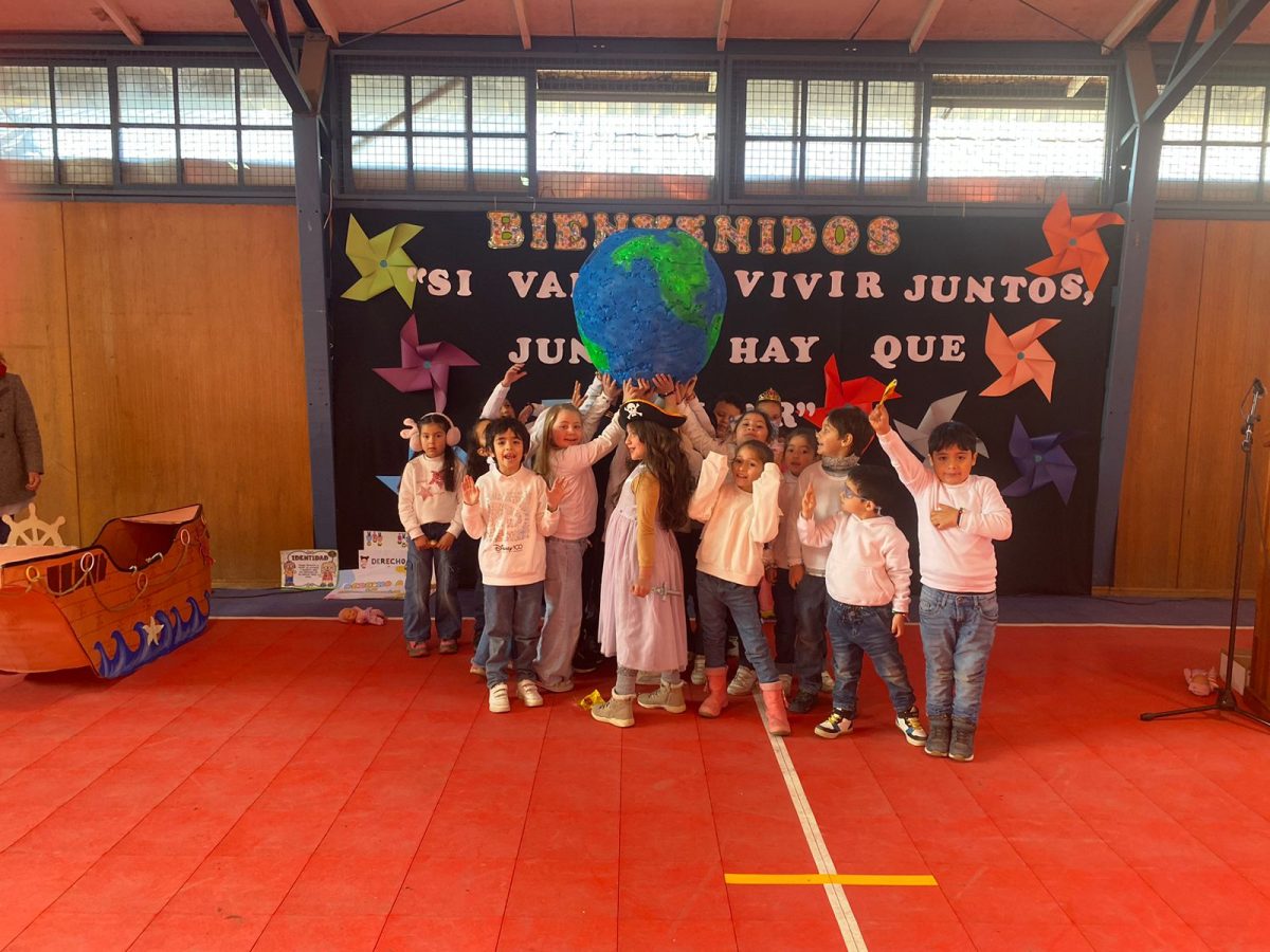 Círculo de Bienvenida y Celebración del Día de la Niñez junto a los Primeros Básicos