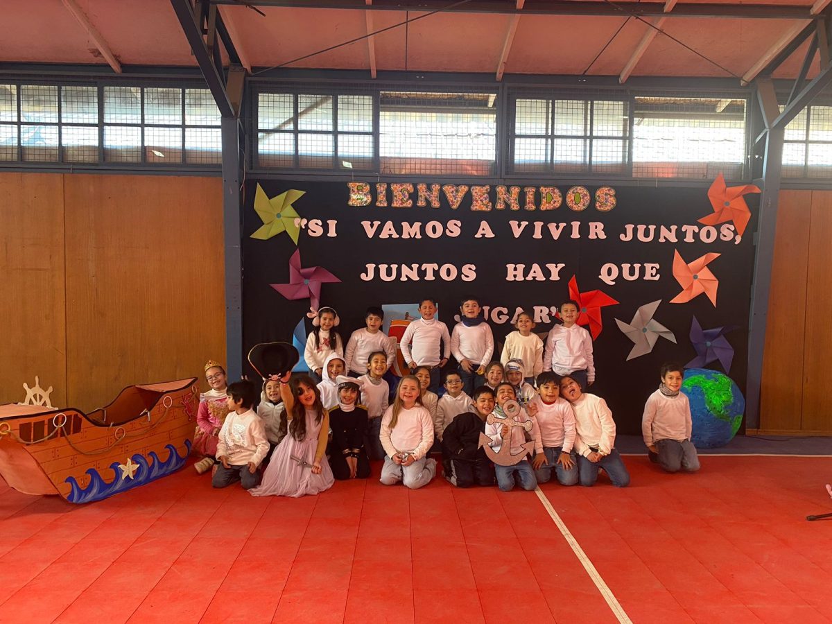 Círculo de Bienvenida y Celebración del Día de la Niñez junto a los Primeros Básicos