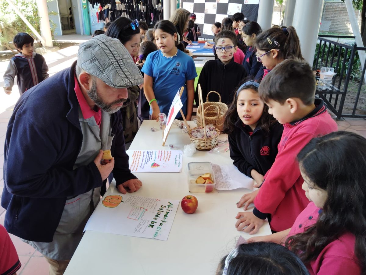 Regalo para 1° y 2° básico: Terceros básicos preparan feria saludable para sus compañeros más pequeños