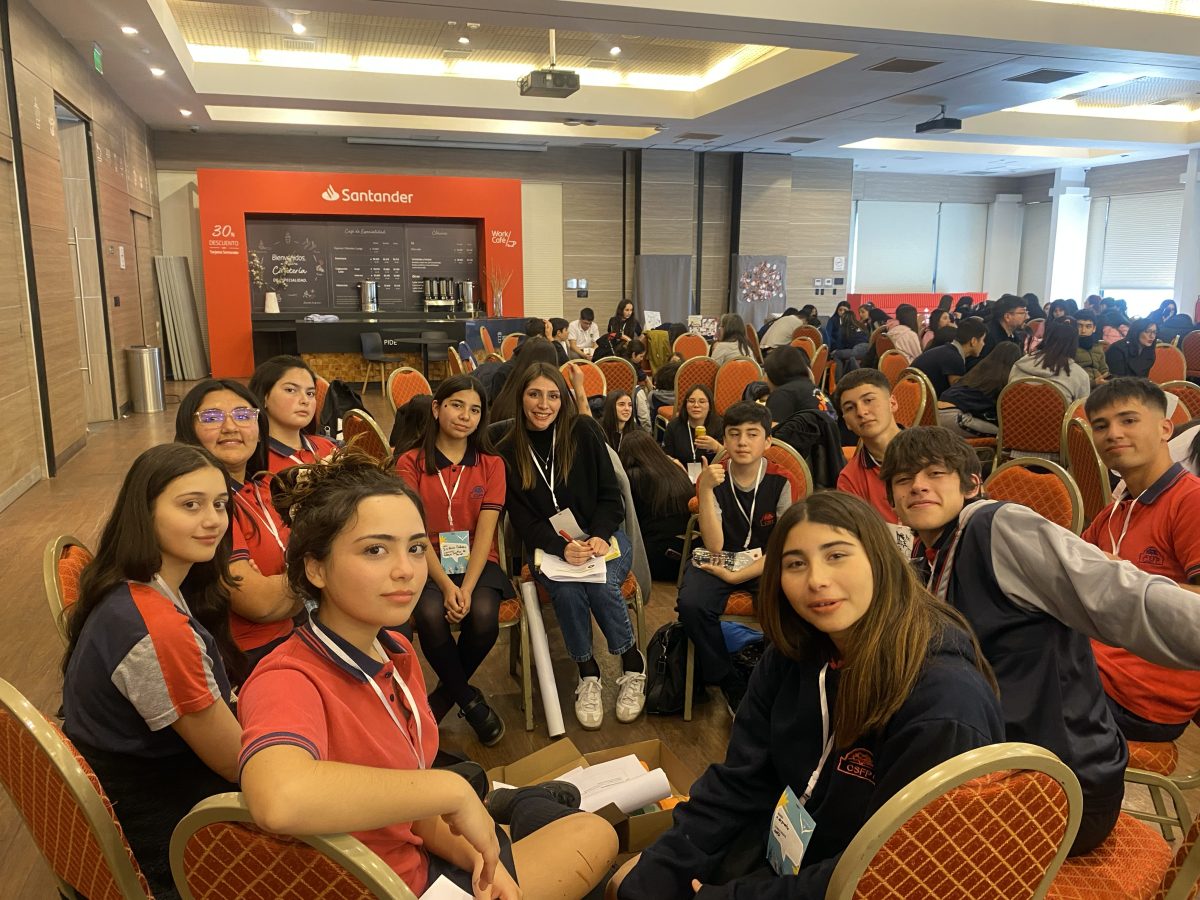Estudiantes de nuestro colegio participan en cumbre de líderes para prevenir la violencia escolar