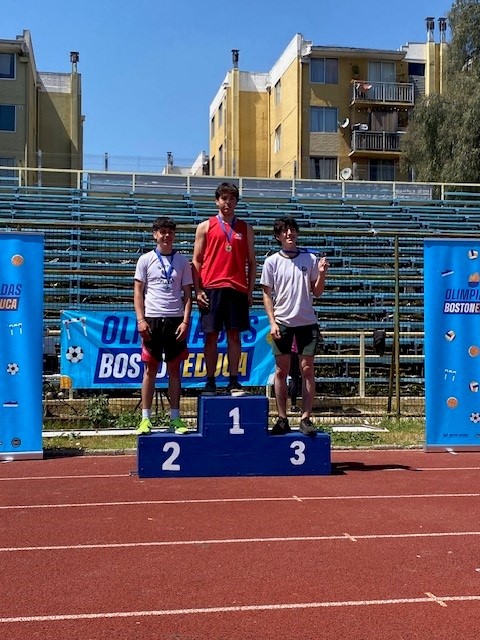 Rafael Benítez I° medio Primer lugar salto largo categoría intermedia