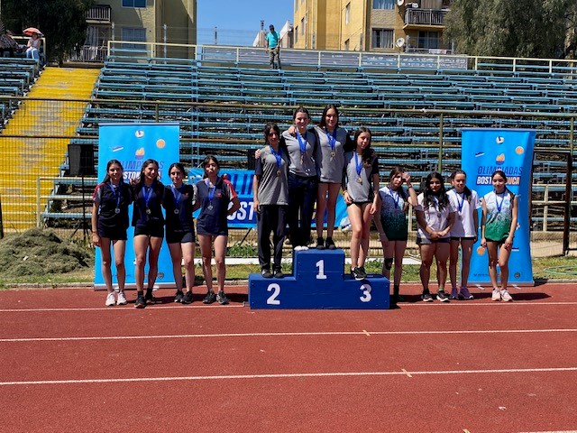 Catalina Rodríguez III medio, Amanda Calderón IV medio, Matilde Grez III medio, Catalina Rojas IV medio, Segundo lugar Relevos 4X100 categoría damas superior