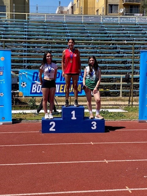 Florencia Meléndez I° medio, primer lugar 800 metros, categoría intermedia damas