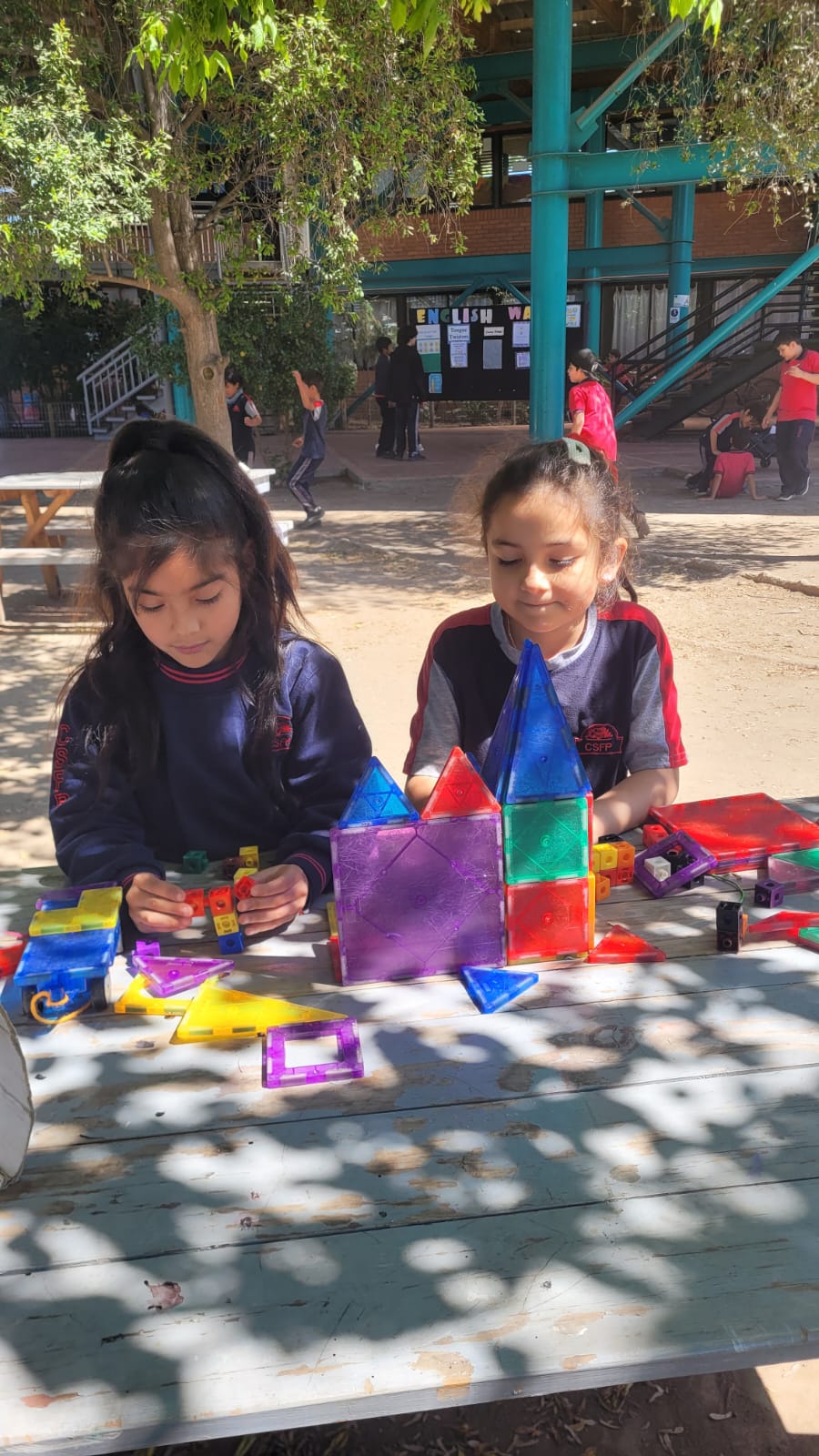 Reforzamos espacios libres de celular y promovemos el encuentro real entre estudiantes