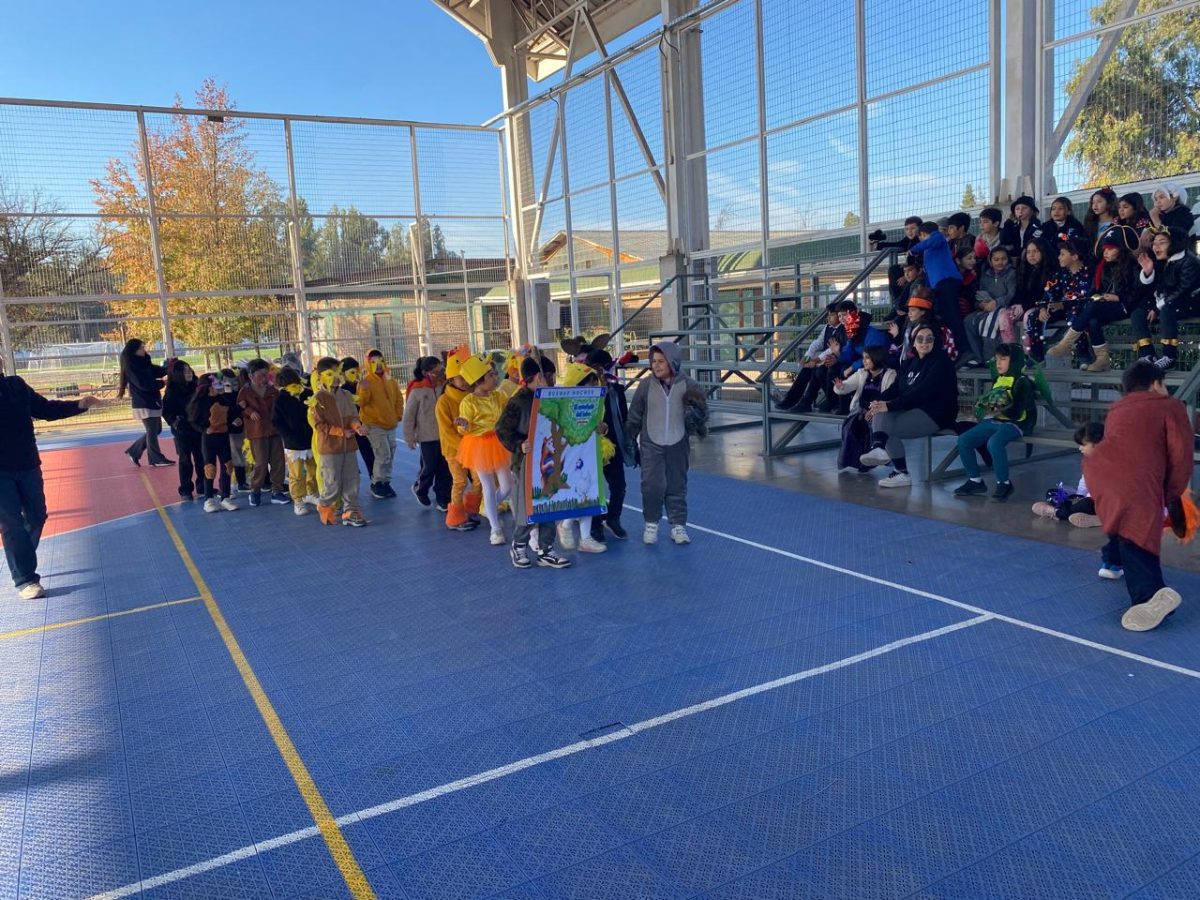 Carnaval literario llenó de alegría el Primer Ciclo en la celebración del Día del Libro