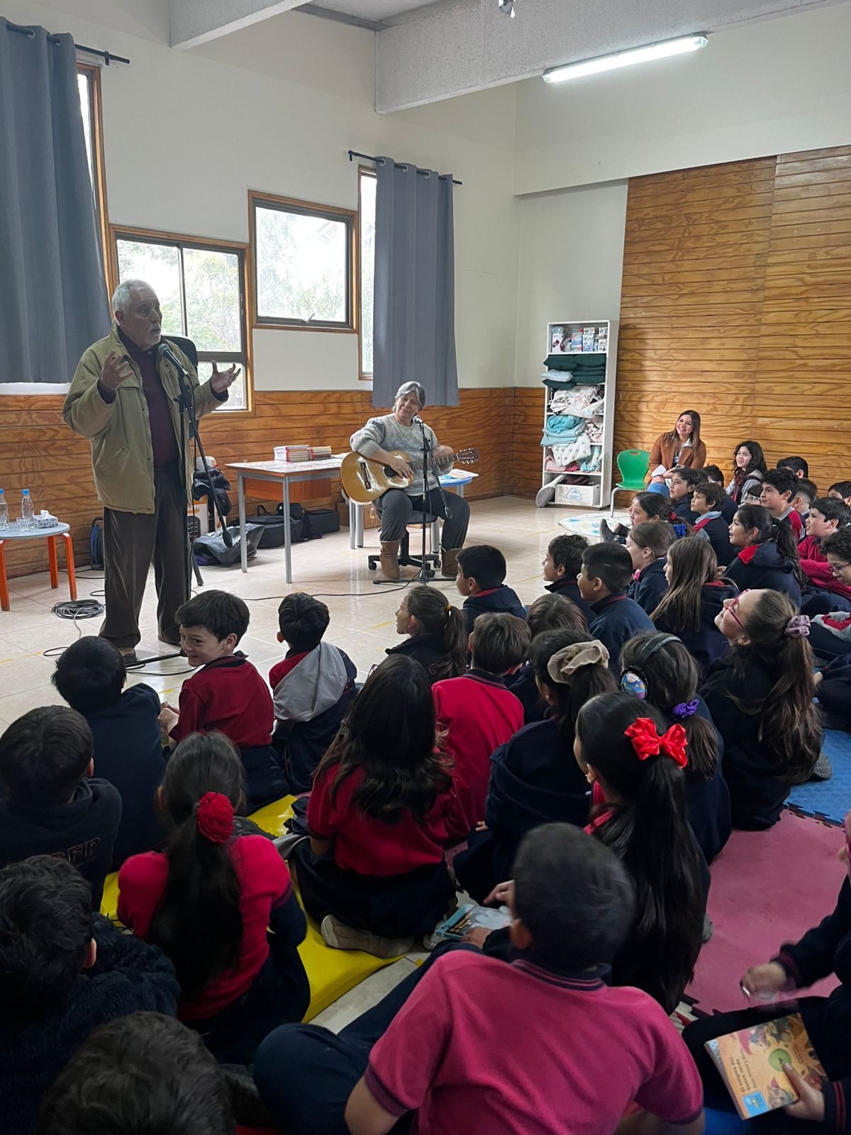 Estudiantes disfrutaron de un entretenido encuentro con Pepe Pelayo.